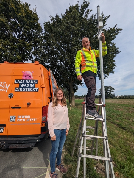 „Technik“ – Timm Rosenthal, Leiter der Straßenunterhaltung, zeigt die neue Technik, die künftig Entlastung bringen soll © Kreis Paderborn